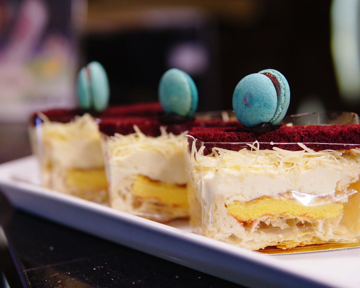 Indulging in the creamy delight of Makuta Cake – where vanilla puff meets heavenly sauce. Pure bliss in every bite! 🍰✨

#bwpapiliosurabaya #exploresurabaya #MakutaMagic #SweetSensations #DessertDelights