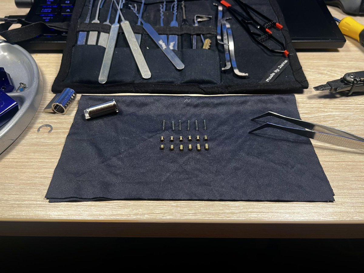 AlannahGuo's tweet photo. It’s been a hot minute since I’ve practiced spools - so keen bean to be teaching lock picking with some awesome peeps at #BSidesCbr2023 and #CyberCon23, do come say hi! 🥳✨

Also, I got the case 8 years ago from Jahla and it’s still perfect, mvp! 💖 https://t.co/hIh2bhpUya