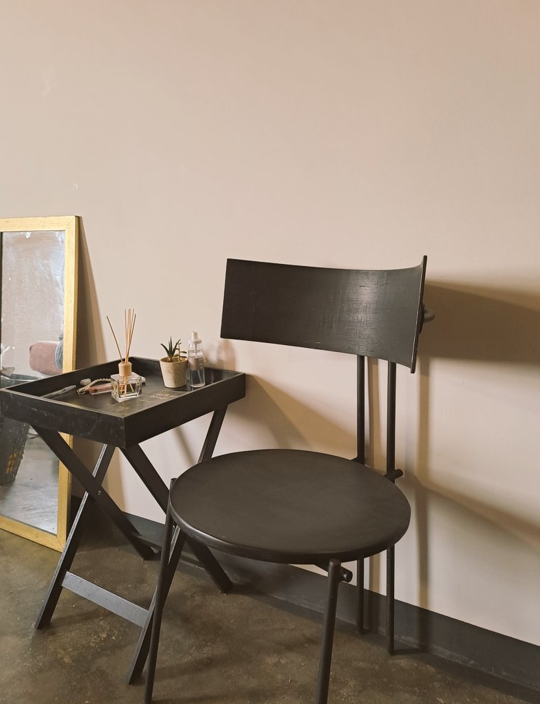 ThobekaNkalanga's tweet photo. My chair from @woodsandmetals completes my apartment 💕 https://t.co/LjvnKyIwHY