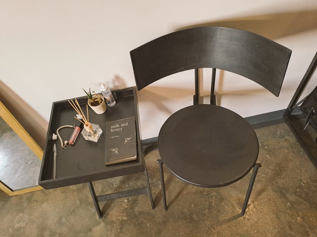 ThobekaNkalanga's tweet photo. My chair from @woodsandmetals completes my apartment 💕 https://t.co/LjvnKyIwHY