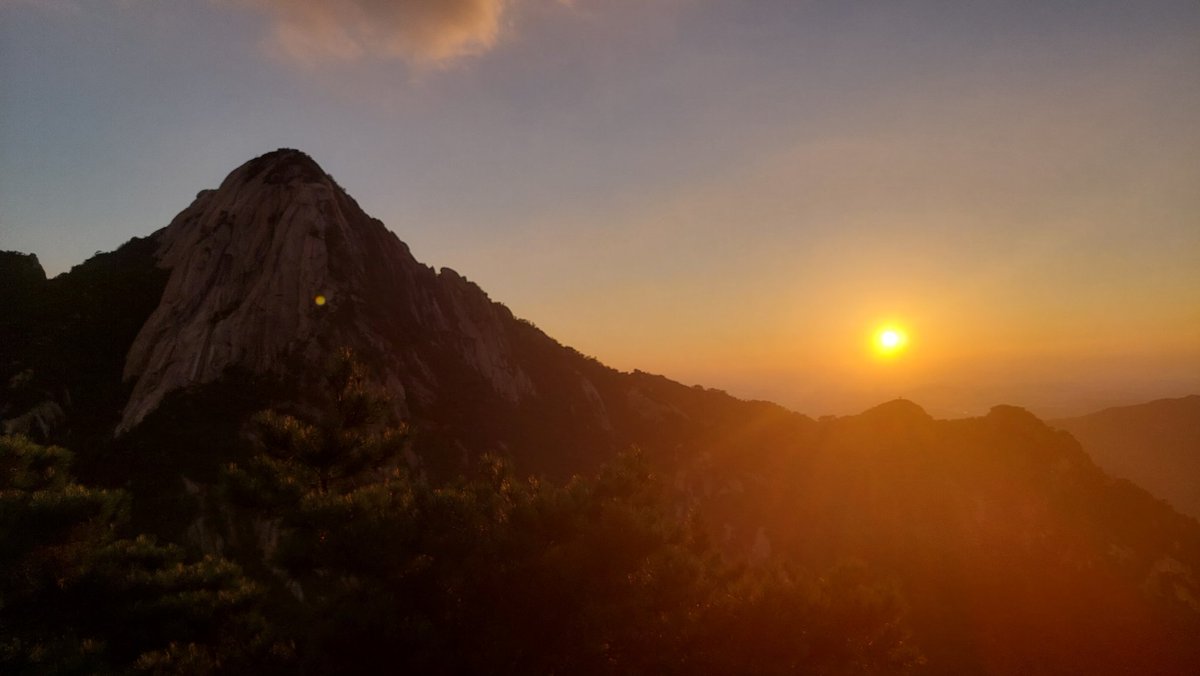 LyraRira's tweet photo. @MarkNarrations was listening to your podcast on Spotify yesterday while going up here. Yeongbong peak, Bukhansan national park, Seoul, South Korea. 😁 (Btw I'm from Czech Republic) https://t.co/wU2QCQJJm1