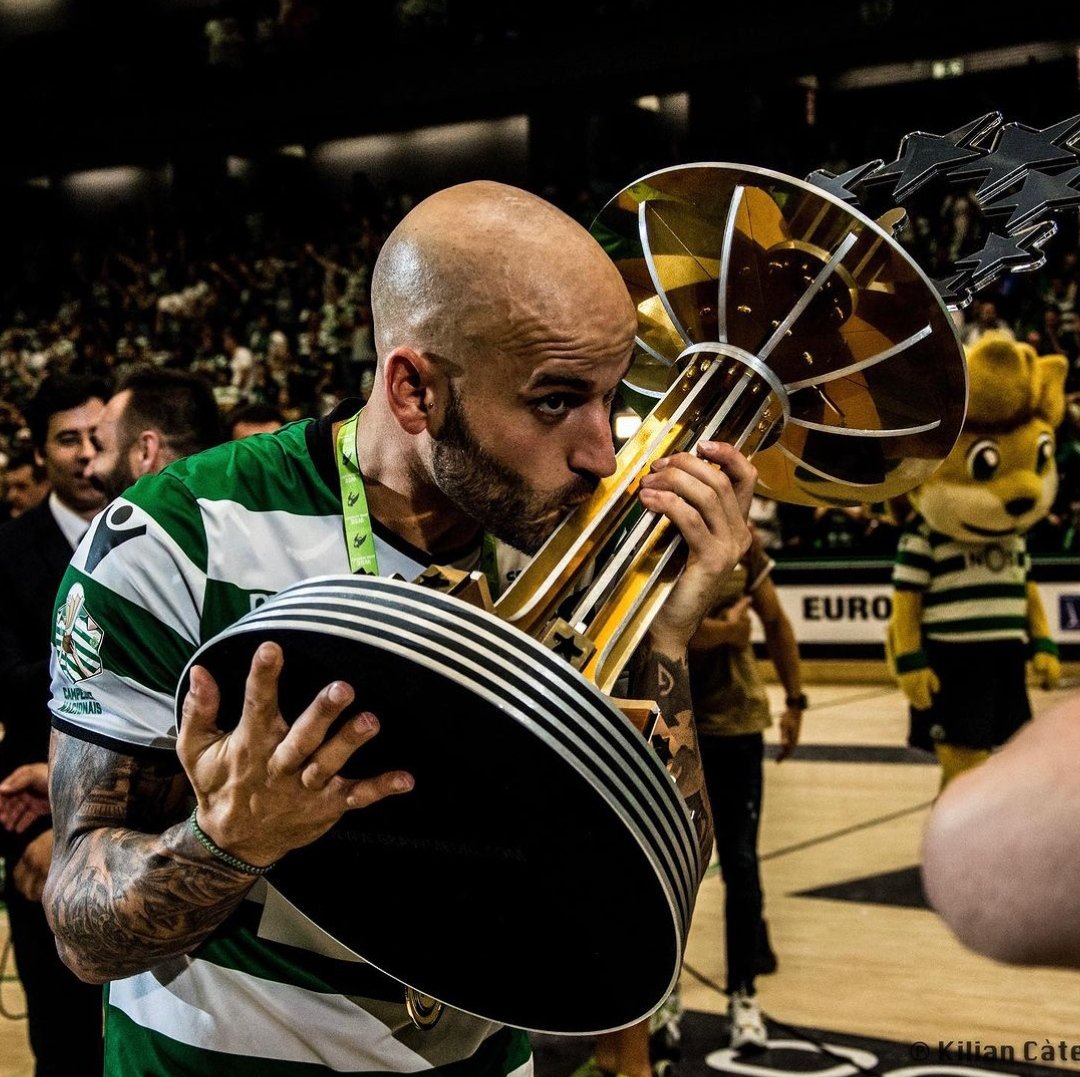 Catapultou o nosso Hóquei para o primeiro título de campeão europeu em 40 anos, colocando o Sporting no pedestal de maior que os maiores da Europa. Raul Marin era de fazer apaixonar. Que prazer que foi acompanhar esta lenda que termina agora a carreira. Obrigado por tanto 💚