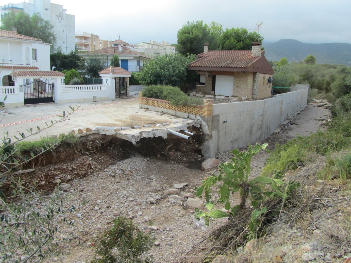 ICGCat's tweet photo. A #Alcanar, inspeccionem els barrancs que han estat més actius durant el temporal del passat cap de setmana i avaluem les zones amb afectacions per determinar la dinàmica de la #riuada i identificar-ne els efectes.
@AlcanarAJ #TerresdelEbre #DANA https://t.co/L5WNLwLyXV