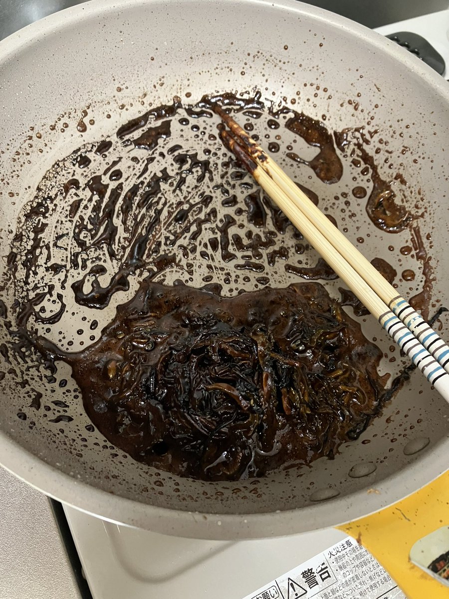 luca1108's tweet photo. これは夕飯の一品になるはずだったゴーヤの佃煮。
弱火で混ぜながら加熱してお皿洗いをしている間にダークマターになりました😇
皿なんて後回しにすれば良かった。 https://t.co/gu07cVZKXH
