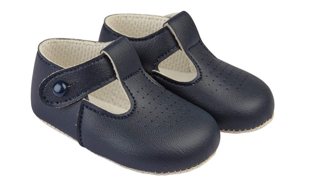 JuniorJungle's tweet photo. Ethan baby shoes in biscuit, sky, navy, and white.
In stock now price £10.00.
https://t.co/EPquNVRN9g https://t.co/Zb6YZs6bhW