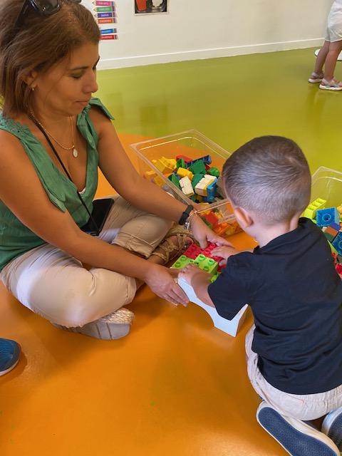 JesuitesEdu's tweet image. 🎒 ⚡ En aquest primer dia del curs, hi ha una barreja d'emocions i unes motxilles carregades d'il·lusió, nervis i alegria.
Des de Jesuïtes Educació us desitgem un molt bon inici del #curs2324!

📷 Imatges de l'escola #JEGràcia.