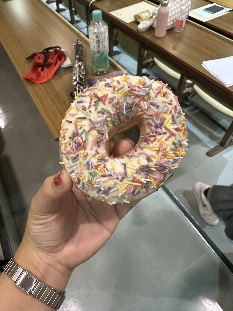 johnyuu_cla's tweet photo. 今日はHrりさちゃんのリサイタル前日リハーサルでした！
「出会い」を大切にしているとても豪華な演奏会！どの曲もクオリティ高くて、是非生での演奏を楽しんでほしいです🌹
差し入れに頂いたドーナツ🍩ありがとうございます🍩
↓チケットはこちらから！！↓
https://t.co/yR8Tu0CFKK https://t.co/acoSBOPj1U