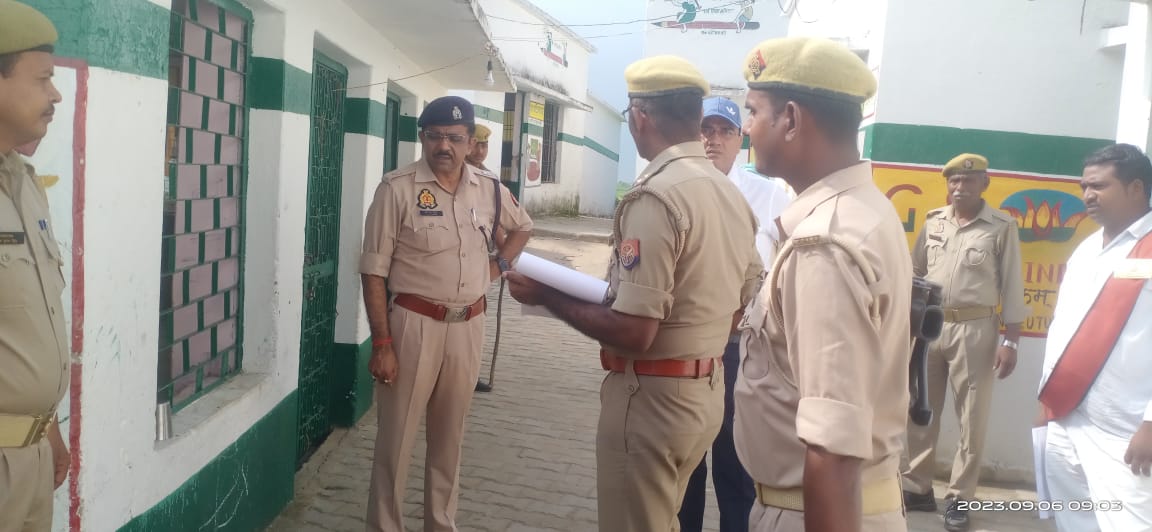 mirzapurpolice's tweet photo. #SP_Mirzapur #अभिनन्दन के निर्देशन में जिला पंचायत उप चुनाव को सकुशल एवं शान्तिपूर्ण सम्पन्न कराने के दृष्टिगत #Addl_SP_Op. द्वारा मतदान केन्द्रों पर भ्रमण/निरीक्षण कर सम्बन्धित को दिये आवश्यक निर्देश,सकुशल मतदान जारी। #UPPolice #Mirzapur https://t.co/CzHuurC8dg