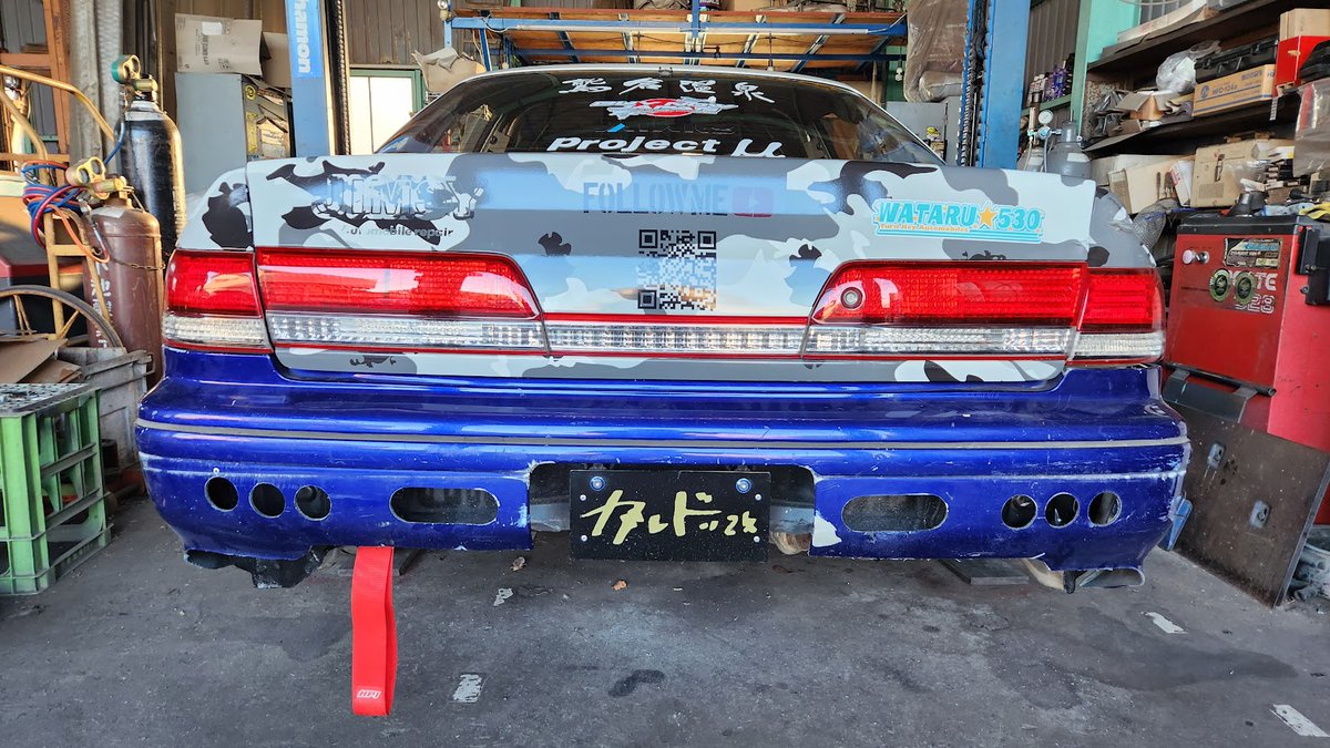 garage_aoki's tweet photo. 本日の動画はGD改でマーク２の鈑金？ラッピング？修理動画になります(^O^)

あの凹んだホディはパテ無し、塗装無しで完璧に直るのか？
素人がラッピングを貼れるのか？

是非見て下さいね。

押し出せ、叩け、貼り付けろ！　マーク２修理します https://t.co/28NC2y5hme @YouTubeより