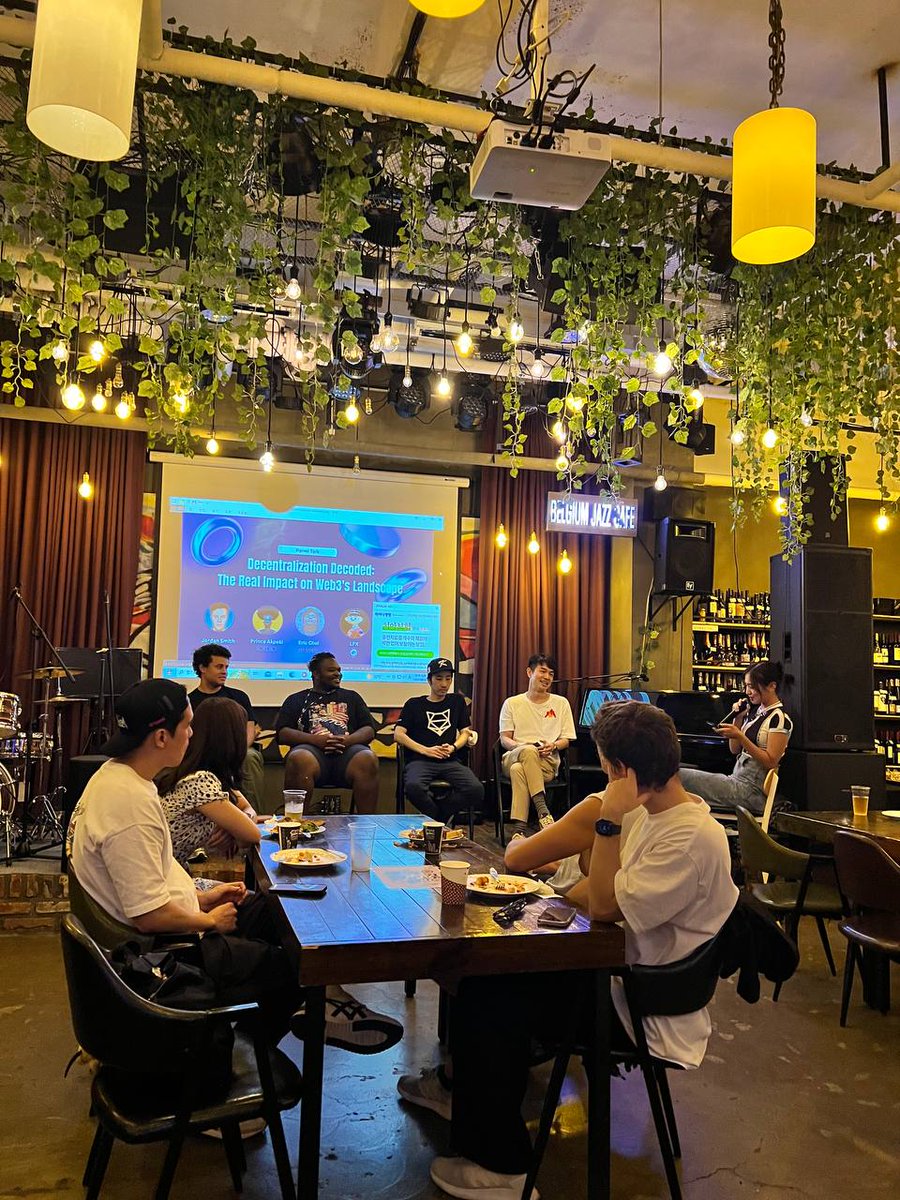 kareemweb3_0's tweet image. Live from Seoul: Get to GNO Gnosis Chain #KWB side event 🔥