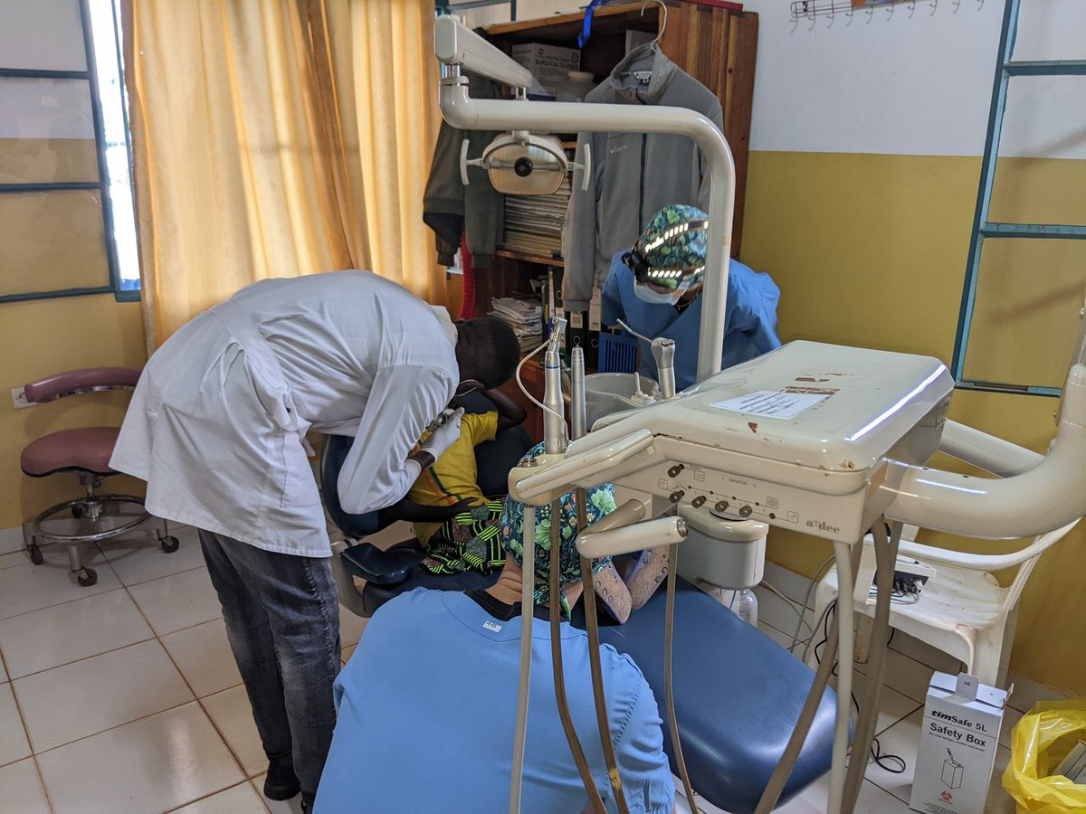 RemeraRukomaH's tweet photo. #KuvuraAmenyo birakomeje ku bitaro bya @RemeraRukomaH ku bufatanye n'umuryango @OralRwanda aho nyuma yo #kugusuzuma no #kukuvura amenyo n'indwara zo mu kanwa uhabwa #imiti n'#Ibikoresho byifashishwa mu #isuku yo mu kanwa. #inseko @DrJaribu @SamuelSafari8 @RBCRwanda @RwandaHealth https://t.co/4DK69xXE5P