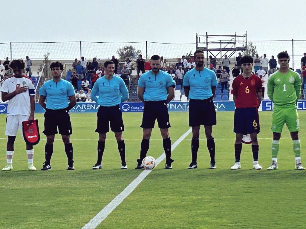 ffrm_se's tweet photo. 🇪🇸🤤 | El murciano Daniel Ávila, titular y capitán de la @SEFutbol Sub-17 ©️ en el primer partido del Torneo Internacional de @PinatarArena ante Marruecos (@FRMFOFFICIEL).

¡Vaaaaaamos, Dani 💪! https://t.co/mzMVTsSFGF