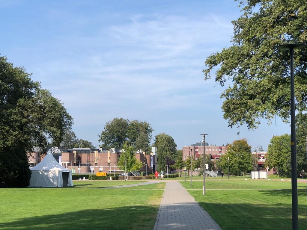 Toen vs. Nu 🕐

Het Carillonveld in 1970 en 2023... Zoek de verschillen! 😁