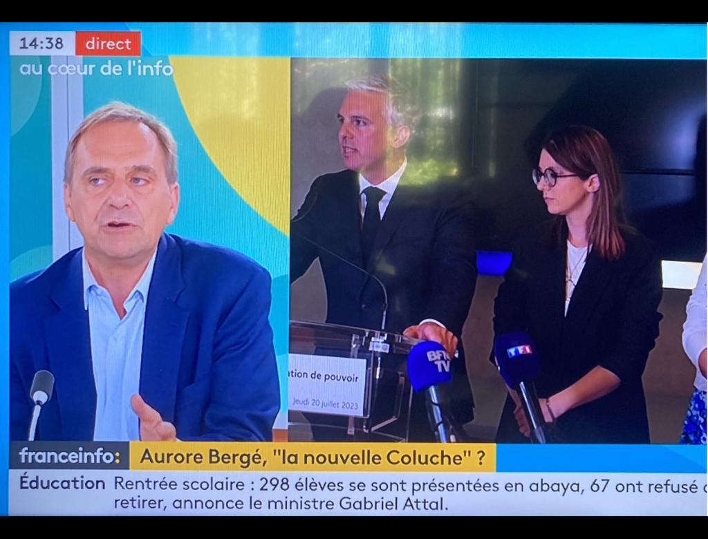 Beatrice_Rosen's tweet photo. Après la chronique pro puce sous-cutanée, France Info fait un bandeau pour essayer de faire croire qu'Aurore Berger serait la nouvelle Coluche ?!
Au-delà du fou-rire de prime abord, la colère me monte.
Comment osent-ils ?!

Quelle indignité! 🤢
Comparer une girouette opportuniste politique qui soutient une politique économique désastreuse qui augmente le besoin des #RestosduCoeur  et la paupérisation avec Coluche et son authenticité ?!

C'est trop.
Qui est derrière cette ligne éditoriale folle?!
Ça suffit.