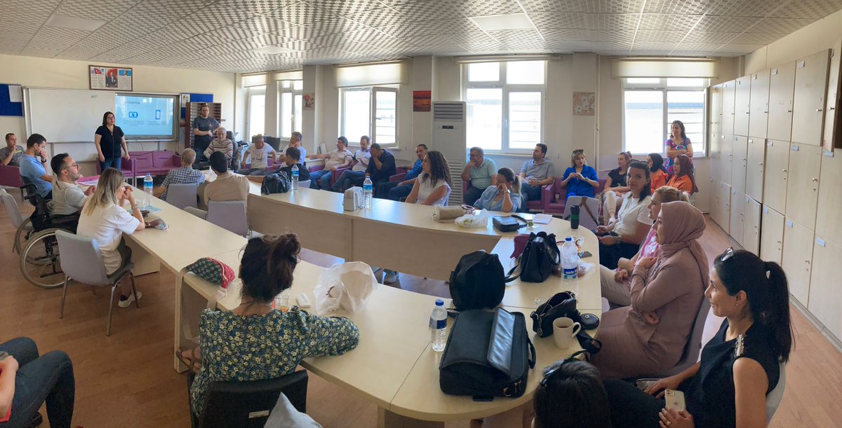 MtalHoroz's tweet photo. 2023/2024 Eğitim öğretim yıl eylül dönemi mesleki çalışma program kapsamında Rehber ve Psikolojik Danışmanlık öğretmenlerimiz  Bilge DÜVER KAYA ve Haydar KAYA'nın  anlatımıyla "Eğitim ortamlarında Dijitalleşmenin Sosyal ve Psikolojik Etkileri" sunumu yapıldı. https://t.co/gxRhzUKQhv