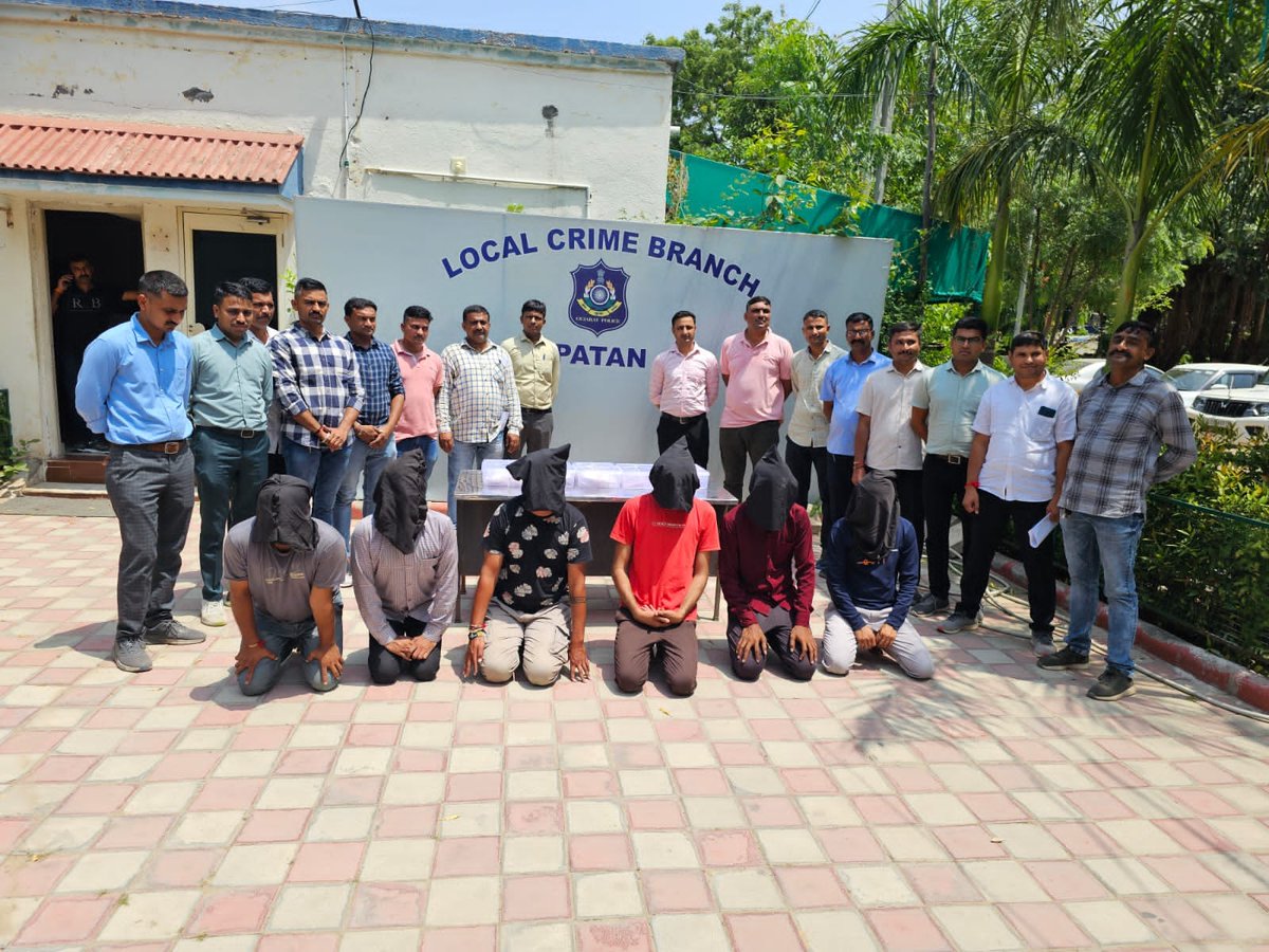 GujaratPolice's tweet photo. ચડોતર, પાલનપુરથી રૂ. ૩,૧૮,૫૧,૬૮૦ કિંમતના સોના-ચાંદીની લૂંટ કરનાર ૫ આરોપીઓને મુદ્દામાલ સાથે પાટણ પોલીસે ગણતરીના કલાકોમાં ઝડપીને લોક હિતાર્થે કાયદો-વ્યવસ્થા જાળવીને, લોકોને સુરક્ષા આપવાનું ઉત્તમ ઉદાહરણ પૂરું પાડ્યું છે. પાટણ પોલીસને સરાહનીય કાર્યવાહી બદલ ખૂબ ખૂબ અભિનંદન. https://t.co/2gfAcymg7G