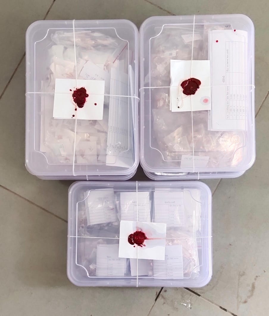 GujaratPolice's tweet photo. ચડોતર, પાલનપુરથી રૂ. ૩,૧૮,૫૧,૬૮૦ કિંમતના સોના-ચાંદીની લૂંટ કરનાર ૫ આરોપીઓને મુદ્દામાલ સાથે પાટણ પોલીસે ગણતરીના કલાકોમાં ઝડપીને લોક હિતાર્થે કાયદો-વ્યવસ્થા જાળવીને, લોકોને સુરક્ષા આપવાનું ઉત્તમ ઉદાહરણ પૂરું પાડ્યું છે. પાટણ પોલીસને સરાહનીય કાર્યવાહી બદલ ખૂબ ખૂબ અભિનંદન. https://t.co/2gfAcymg7G
