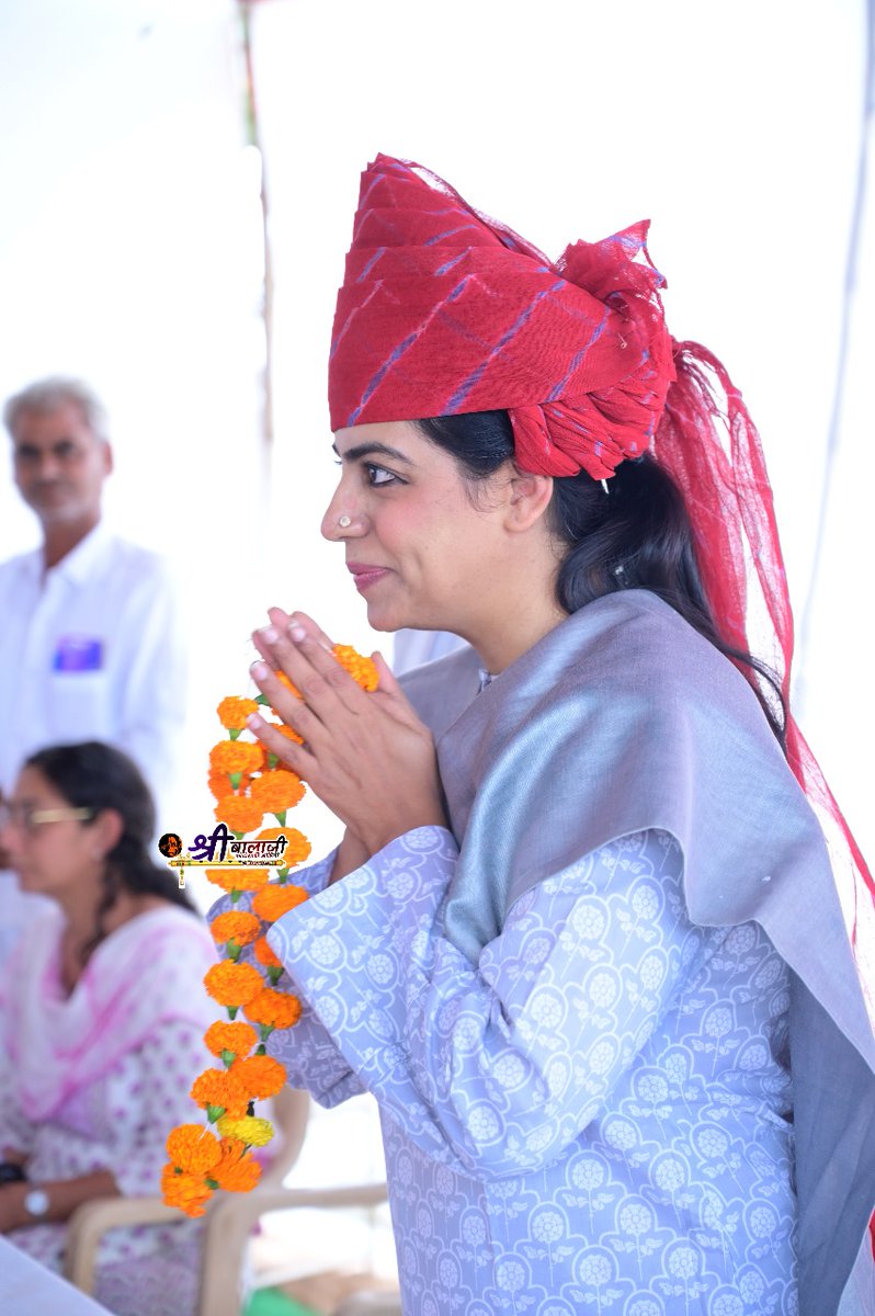 DivyaMaderna's tweet photo. शिक्षा, सड़क और गांव रो विकास
पू���ी हुवे ओसियां रे सगळा री आस। 

आज ओसियां विधानसभा क्षेत्र के ग्राम पंचायत सिरमण्डी (पंचायत समिति ओसियां) में विकास कार्यों के शिलान्यास/लोकार्पण तथा उद्घाटन के साथ जनसंवाद किया।

विकास का यह क्रम लगातार जारी रहेगा। सिरमण्डी में विकास के अनेक कार्य समर्पित किए जो निम्नलिखित है :-

सुलभ व स्वच्छ मीठा पानी के लिए :-

•नलकूप रिबोर- सिंवरों की ढाणी भोमिया जी का थान, हिमताणियों की ढाणी और हुड्डों व ब्राहम्णों की ढाणी।  
•फेल के विरूद्ध नवीन नलकूप निर्माण - मुख्य ग्राम सिरमण्डी (TW) व जुणिया भाकर (JJY)
•नया नलकूप निर्माण- घोरेवाले मेघवालो की ढाणी सिरमण्डी (TW), 
•सार्वजनिक जीएलआर - गोरधन राम मेघवाल के घर के पास 
•उच्च जलाशय निर्माण (ESR) - वृहद योजना पांचला घेवडा चिराई में नवीन उच्च जलाशय निर्माण जुणियो भाकर सिवरो गोदारो की ढाणी । 

बेहतर व आधुनिक शिक्षा के लिए :-  

•कक्षा-कक्ष का निर्माण - रा.उ.मा.वि. सिवरो की ढाणी सिरमंडी में 4 कक्षा-कक्ष का निर्माण और रा.प्रा.वि. रामदेवजी का ओरण श्रीरामदेव नगर में 3 कक्षा-कक्ष का निर्माण 
•क्रमोन्नत - रा.मा.वि. रावत बेरा सिरमण्डी से रा.उ.मा.वि. में क्रमोन्नत (8th to 12th)। 

अन्य ग्रामीण विकास कार्यों में सिंवरों की ढाणी में जीएसएस की क्षमता बढाई और धोरे वाले मेघवालों की ढाणिया सिरमंडी में सार्वजनिक सभा भवन। 

#DivyaKaIradaOsianKaVikas #PeopleFirst #Development #जनसंवाद
#Osian #जनता_के_लिए_जनता_के_सा��