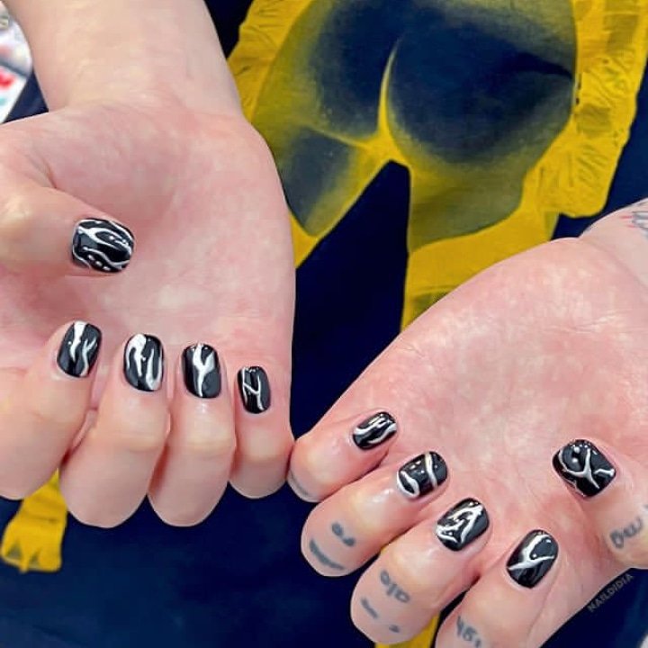 Ash Island nail art

#ashisland #애쉬아일랜드 #yoonjinyoung #윤진영 #khh #khhkrnb #ambitionmusic #nailart