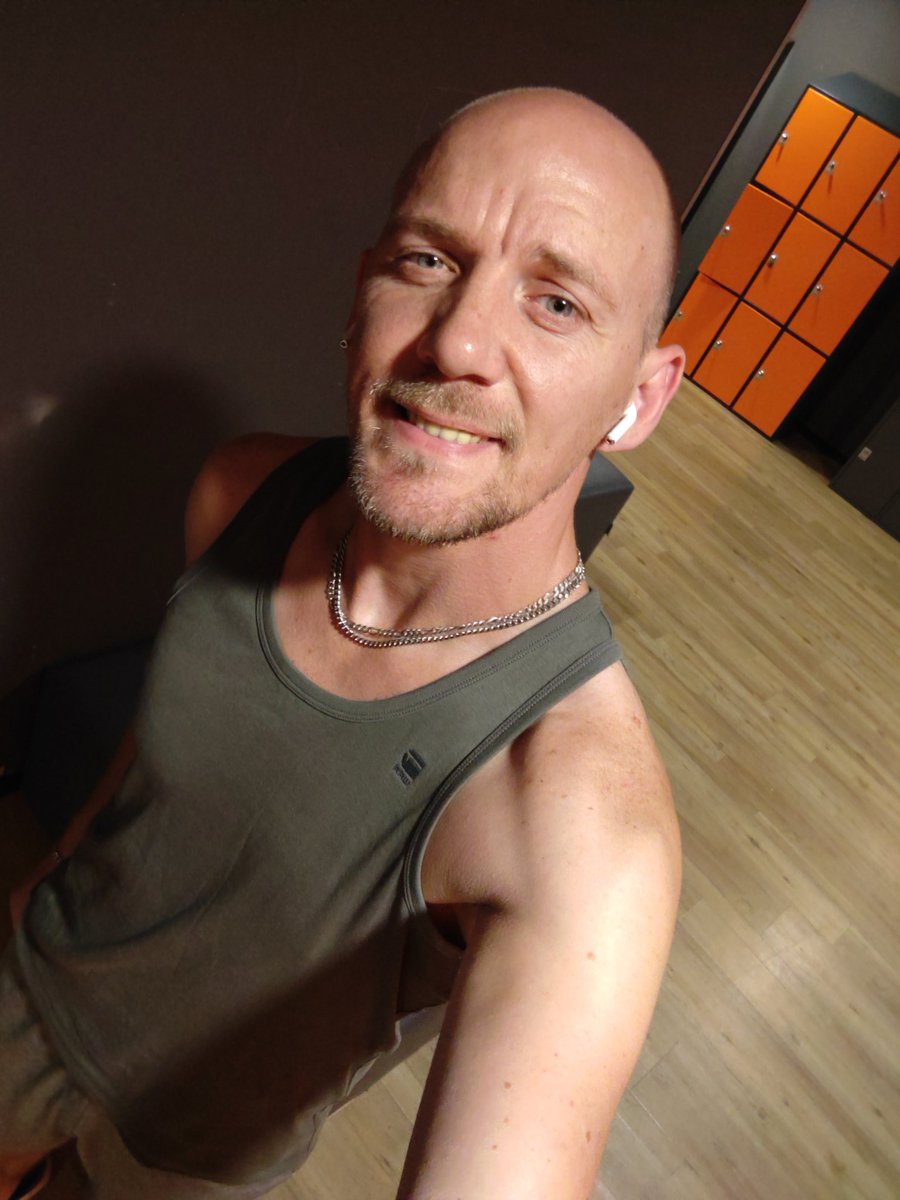 Davibasteni's tweet image. Allez motivé pour une session de 💪 #OnLacheRien 😁 j'espère que vous n'avez pas trop chaud aujourd'hui 🥵 vu les températures hautes ☀️ Bon Après Midi 😘 Bisous