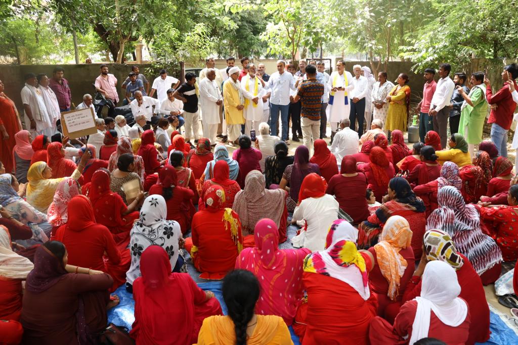 anuragdhanda's tweet photo. हरियाणा में बीजेपी की @mlkhattar सरकार के खिलाफ सोनीपत जिला सचिवालय में आशा वर्कर्स के धरने को समर्थन दिया । https://t.co/Nhf5e2zut0