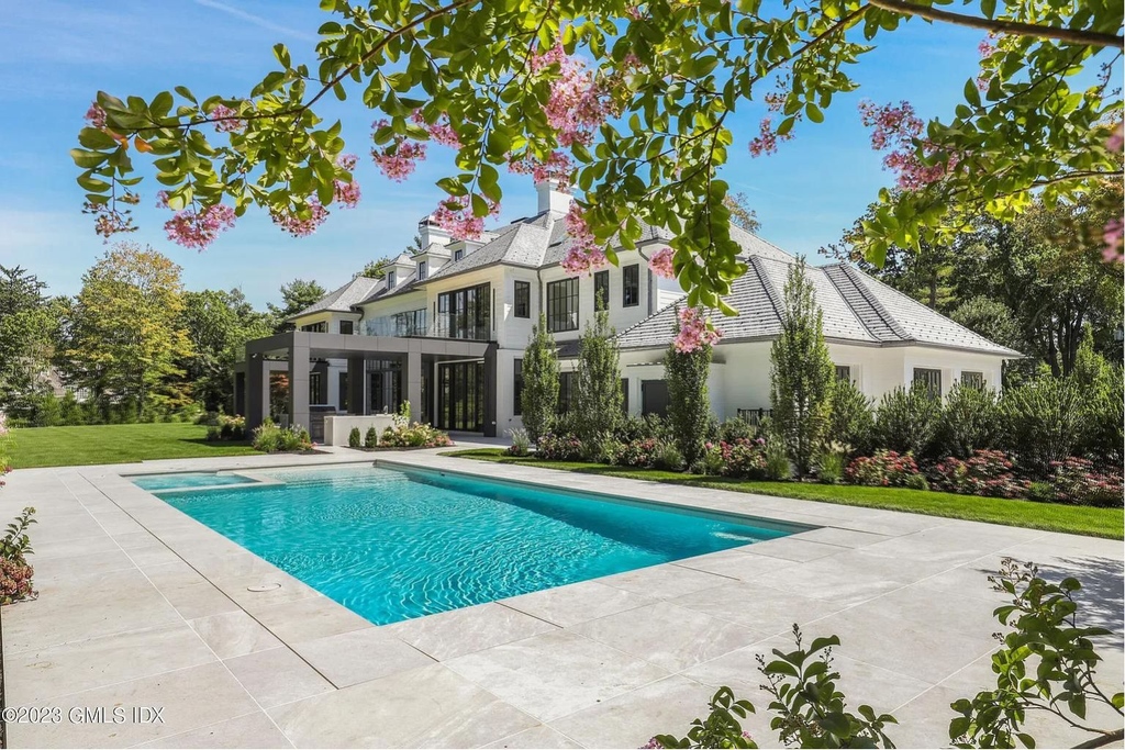 Summer's almost over, but that doesn't mean you can't still relax by the pool😍