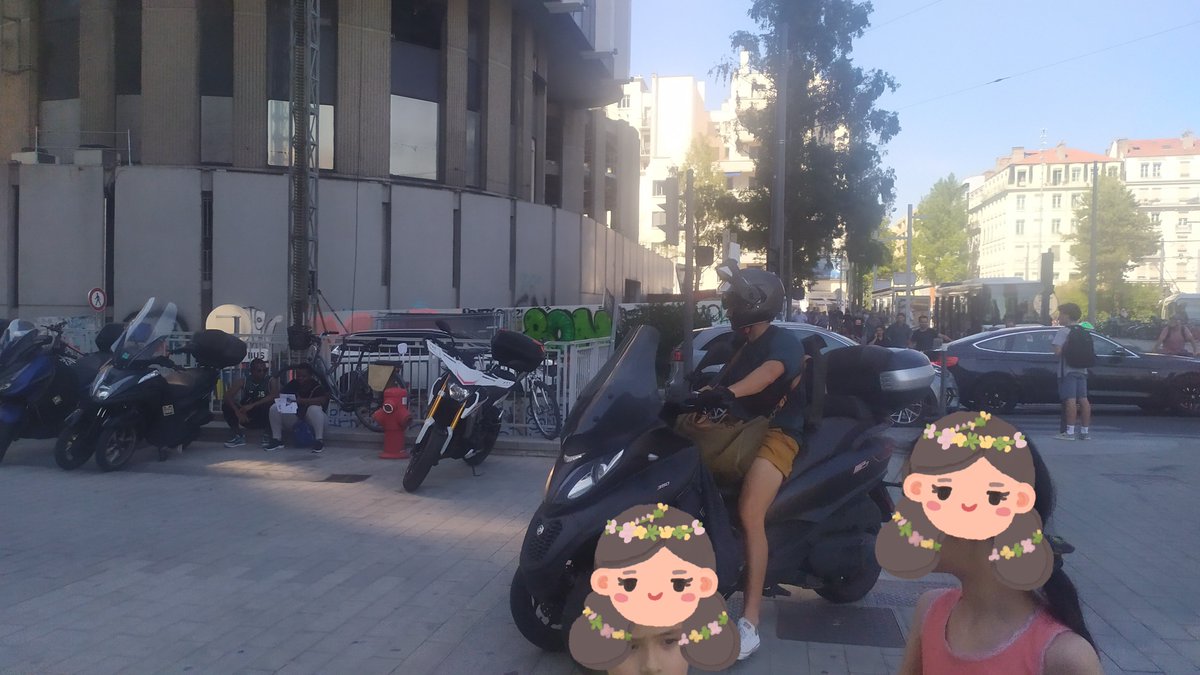 Bonjour <a href="/vlungenstrass/">Valentin Lungenstrass</a>
<a href="/Mohamed__Chihi/">Mohamed Chihi</a> <a href="/Fabien_Bagnon/">Fabien Bagnon 🌿🚨</a> , les scootards  stationnent et circulent au milieu des piétons sur la place devant la tour oxygène et le centre commercial @WestfieldPartD . Je signale la situation depuis juillet 2020, c'est de pire en pire. 
<a href="/RasLeScoot/">Ras Le Scoot</a>