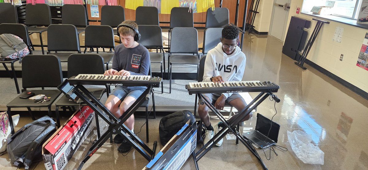 udhschoir's tweet photo. Piano Lab Class is underway here at @UDHSCardinals. @SRMSCardinals were gracious enough to loan is some MIDI keyboards until the piano lab is installed. Hopefully soon! https://t.co/WAmDi6nWPq