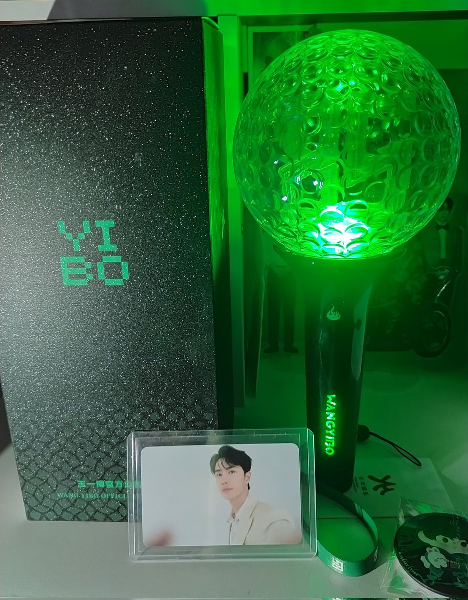 NKingkaw's tweet photo. ได้รับแท่งไฟหวังอี้ป๋อแล้วคับ ✨💚 
สวยมากเลยกล่องวิ้ง ๆ ไม่บุบสลาย ทางร้านแพ็คดีมาก แน่นหนาสุบ ๆ ของแถมก็น่ารัก ขอบคุณมาก ๆ เลยนะค้า ꒰⁠⑅⁠ᵕ⁠༚⁠ᵕ⁠꒱⁠˖⁠♡
#ybby_รีวิว https://t.co/FUnTsqZtjr