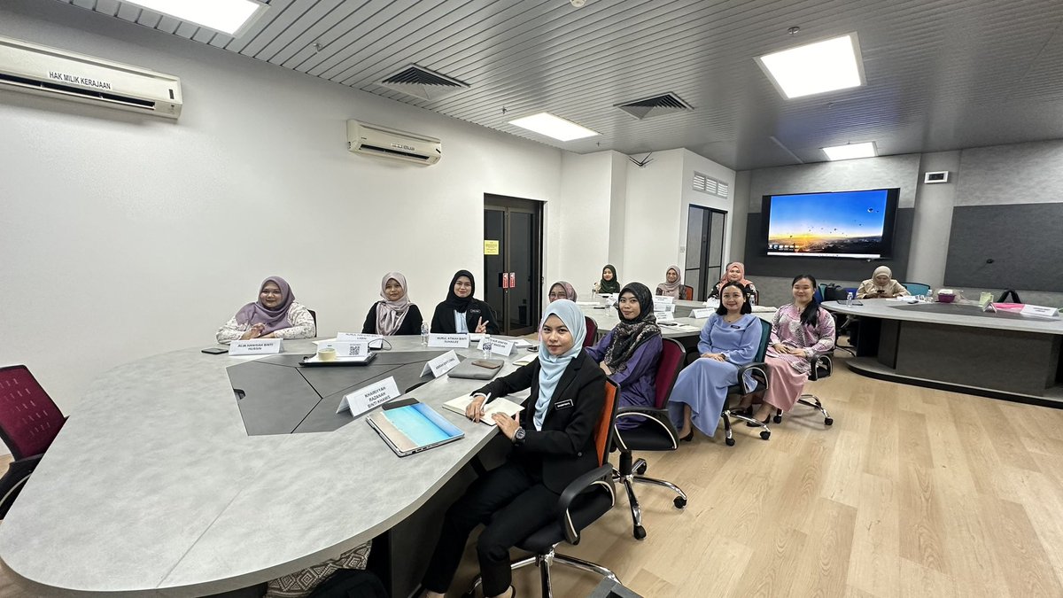 azmi_ej's tweet photo. Alhamdullilah dan Terima Kasih buat Institut Latihan Sektor Awam Sabah (INSAN) atas kepercayaan yang diberikan bagi sesi perkongsian di 𝗞𝘂𝗿𝘀𝘂𝘀 𝗣𝗲𝗻𝗴𝘂𝗰𝗮𝗽����𝗻 𝗔𝘄𝗮𝗺 untuk Pegawai Program 𝘏𝘪𝘨𝘩 𝘗𝘦𝘳𝘧𝘰𝘳𝘮𝘢𝘯𝘤𝘦 𝘛𝘢𝘭𝘦𝘯𝘵 (HiGALENT) 2023.

#emceeazmiharis https://t.co/B1Q9xl4qrV