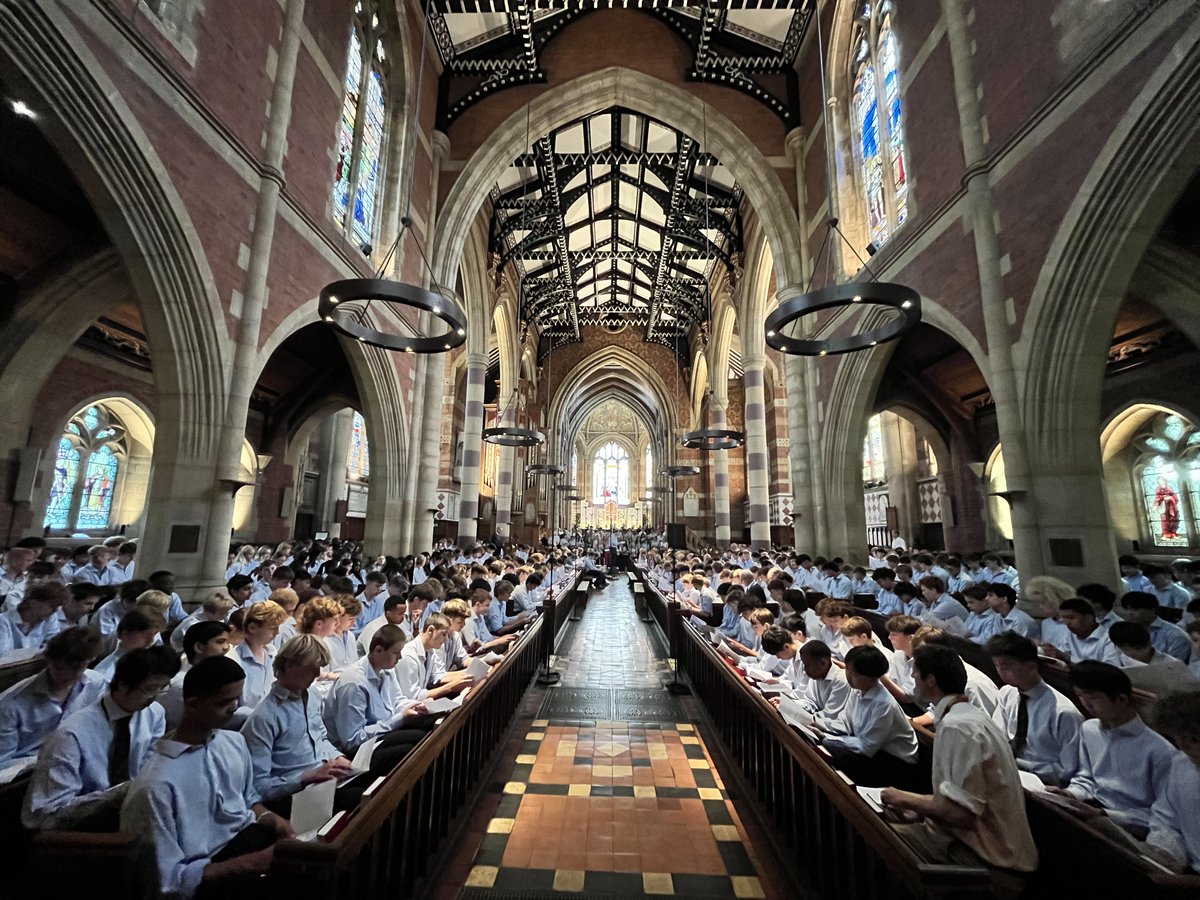 music_rugby's tweet image. It's getting exciting..... the whole school gather in Chapel to sing! @RugbySchool1567 #wholepersonwholepoint