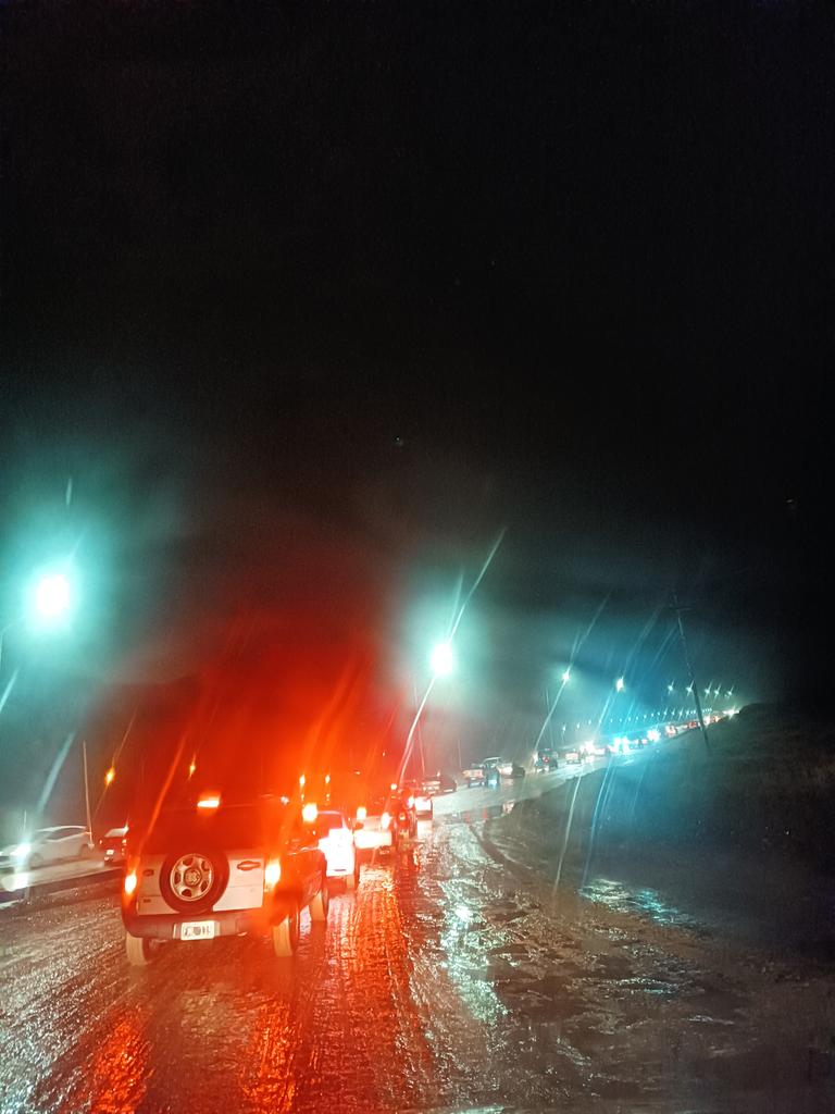 SilAragn's tweet photo. 7.00 hs así era tránsito en el camino del Centenario en doble sentido, sin habilitar el doble carril aun https://t.co/hfNdiXZlH9