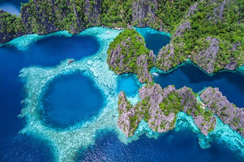 turistipercaso's tweet photo. Le #Filippine sono un arcipelago composto da oltre 7600 isole, divise in tre gruppi principali: Luzon, Visayas e Mindanao. La domanda sorge spontanea: dove andare e quale isola scegliere? I consigli sul blog di #ColumbusAssicurazioni https://t.co/uWEN4lTgdj https://t.co/4OoOgo7bz0