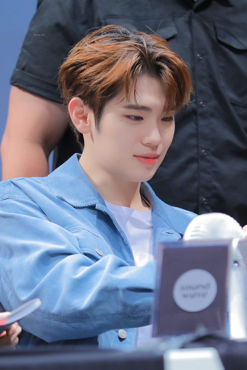 230826 사운드웨이브 팬사인회

#ZEROBASEONE #제로베이스원 #ZB1 #김태래