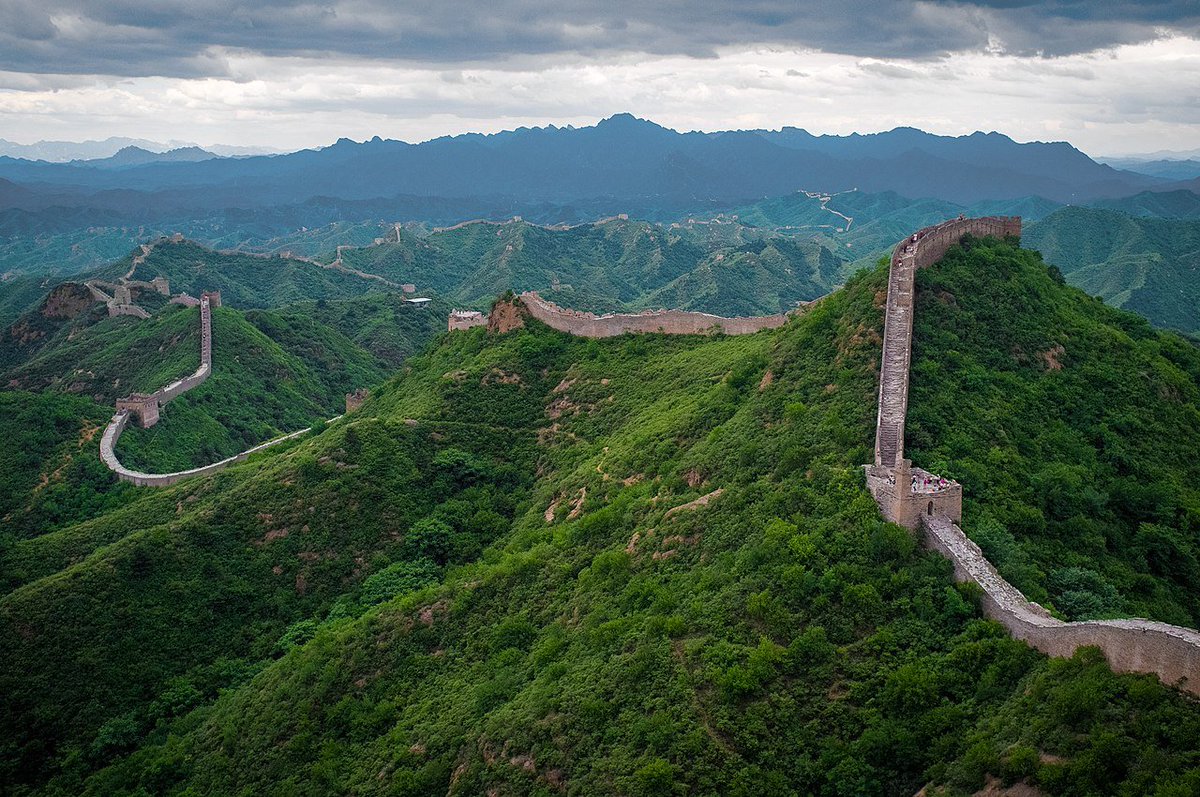Dos personas han sido detenidas en la provincia de Shanxi por hacer un agujero en la Gran Muralla con una excavadora para crear un atajo.

El tramo afectado por la destrucción data de la dinastía Ming (1368 - 1644).

¿Cómo ha sido posible?

Va un HILO sobre la Gran Muralla🧵🇨🇳