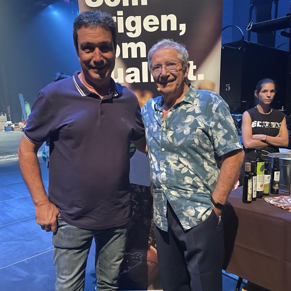 🎭Dilluns es va celebrar la Gala #Catalunyaaixecaelteló, marcada per l’humor i per la 2ª millor temporada del #teatrecatalà en xifres d’espectadors. Moltes felicitats! 

Des de la Federació vam oferir els productes del berenar sopar per a l’equip d’actors i tècnics.

#DOP #IGP