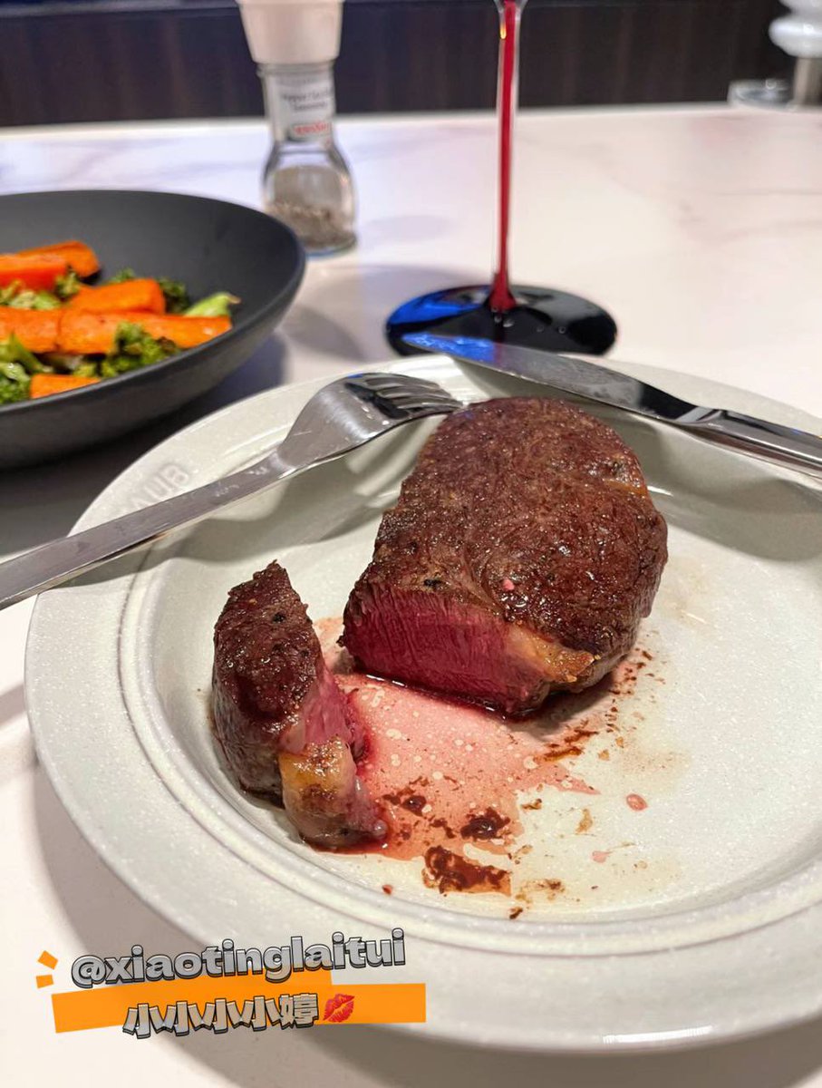 xiaotinglaitui's tweet photo. 我的微醺减脂晚餐🍷🥣，即想减肥又想微信都夜晚 那就是该吃牛排🥩的日子，牛排跟红酒这对cp为什么可以这么搭！ https://t.co/glEceyFIzF