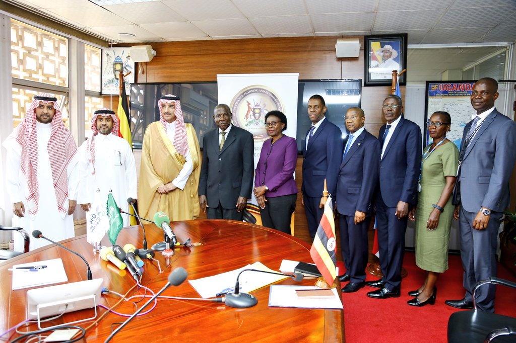 Glad to witness the signing of the loan agreement worth USD 30M for construction and equipping of Uganda Heart Institute. This was signed between @GovUganda represented by Hon. @MatiaK5, @mofpedU and the CEO of Saudi Fund for Development, H E Sultan Al-Marshad.