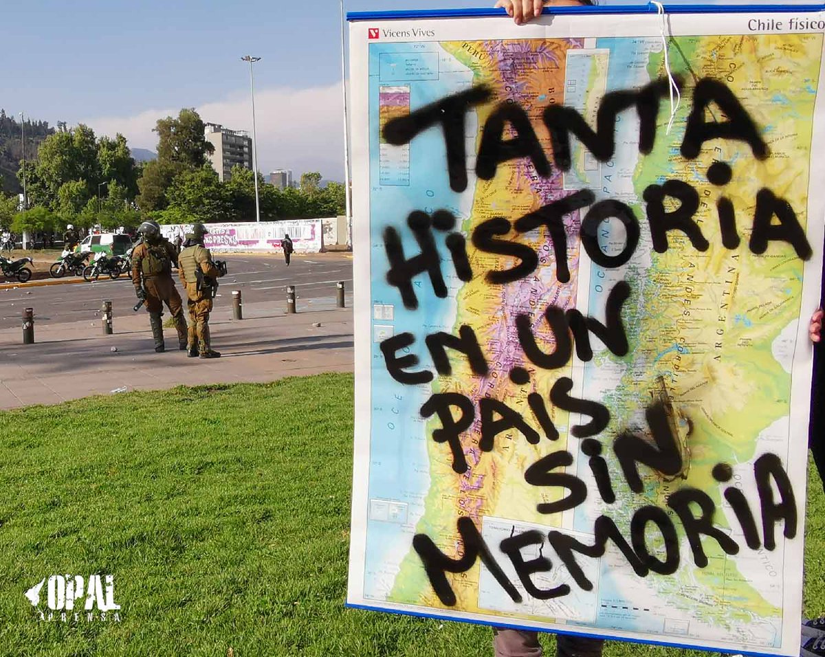 prensaopal's tweet photo. El negacionismo ante el golpe, la dictadura y sus crímenes, tiene responsables. En primer lugar, los medios de propaganda del poder político económico, expresado en el monopolio informativo de los canales de Televisión (Canal 13, Mega, Chilevisión, TVN) 
👉https://t.co/Vxzt3i7wXk https://t.co/GeQyO85veR