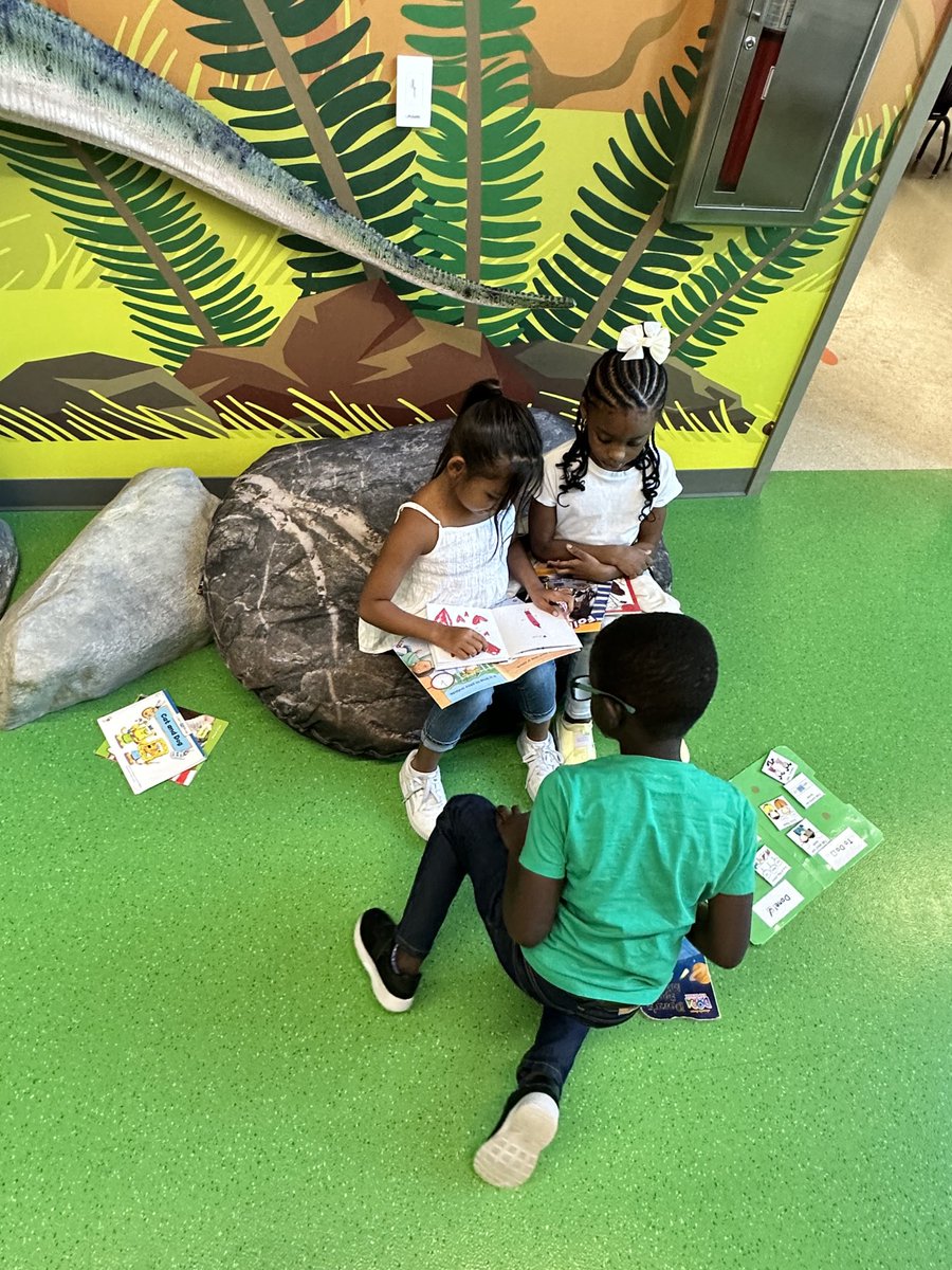 TrinaB2021's tweet photo. Our 1st graders- engaged in reading, writing, teacher time, &amp; tech time during their RELA time. What students are engaged in during stations is equally important as what they experience during teacher time. ⁦@HumbleISD_ACE⁩ ⁦@HumbleISD⁩ ⁦@LisaNewcomb_ace⁩ https://t.co/8s0ounlcFY