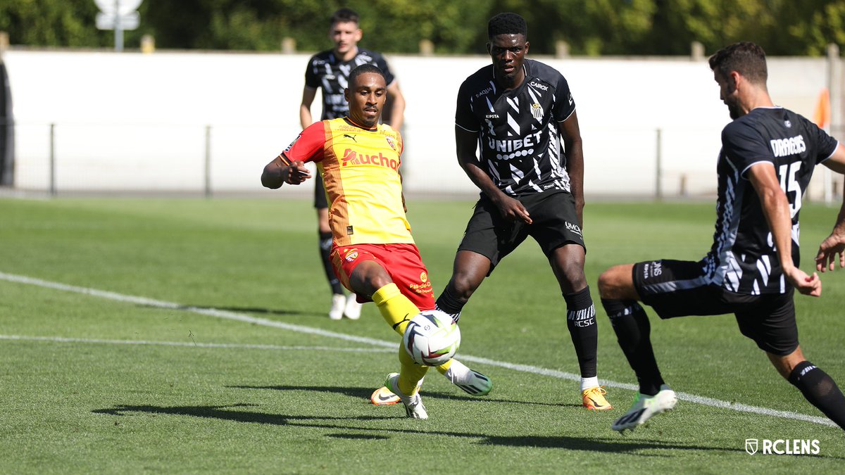 RCLens's tweet image. ⏯️ C&apos;est la pause. S&apos;ils ont concédé l&apos;ouverture du score, les Sang et Or font preuve d&apos;intensité. Dominateurs en termes d&apos;occasions, ils ont recollé grâce à une réalisation de Florian Sotoca, bien trouvé par Adrien Thomasson 👊

@RCLens 1⃣-1⃣ @SportCharleroi

#RCLRCSC