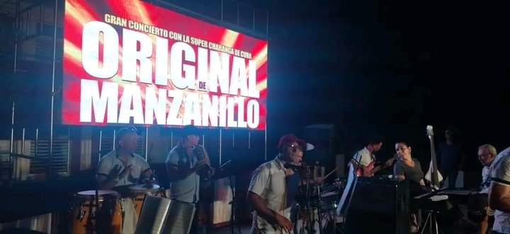 CNEArtCuba's tweet photo. Un regalo exclusivo para estudiantes y trabajadores de la EPA "Manuel Muñoz Cedeño" de #Bayamo. Concierto de lujo que puso a bailar a grandes y chicos en el inicio del curso escolar 2023-2024, con la presentación de la Orquesta insignia de la provincia "Original de #Manzanillo". https://t.co/BbCYSZPzTk