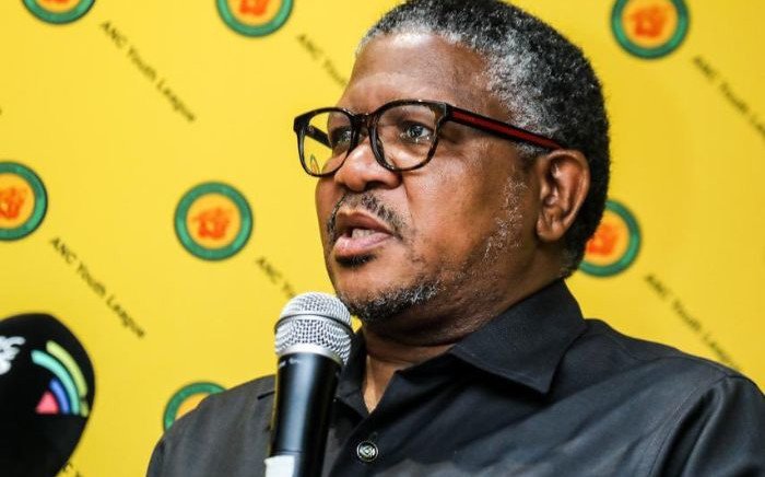 Fewbrix's tweet photo. CITIZENS LETS GATHER HERE ‼️

Here are two South Africans both interested in Zimbabwean politics and  influencing what's going on in the Zim political arena.

Who exactly has pure intentions? Who exactly has the Zim people at heart?

Like for Mmusi OR Retweet for Fikile🙏💛 https://t.co/CniYyaikSR
