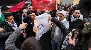 jcw_karlsruhe's tweet photo. Dass im Hier und Jetzt wieder #Antisemitismus auf den Straßen ausgelebt wird, verdient einen Aufschrei - nicht ein vergilbtes Flugblatt von einem Schüler aus den 80ern des letzten Jahrhunderts.

#NieWieder https://t.co/jfibQDfx5Q