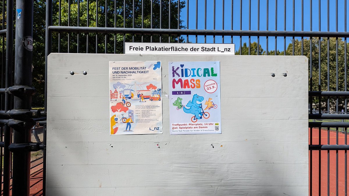whakaute's tweet photo. #KidicalMass #linz #radfahren #radlobby beim Plakatieren. Endlich auf legalen Flächen https://t.co/hBo5VUIofs