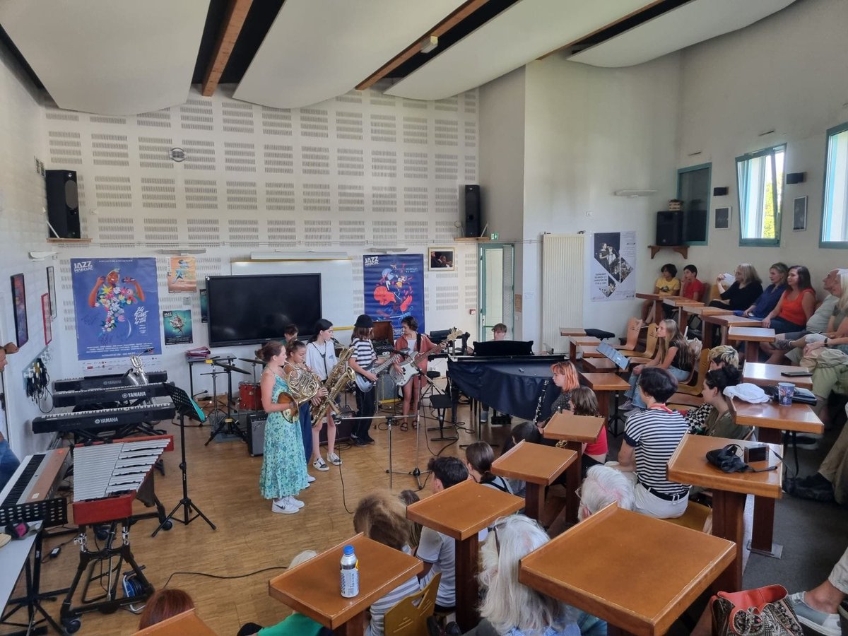 <a href="/ArianeDaguin/">Ariane Daguin</a>, fille du célèbre restaurateur Auscitain, est de passage avec une délégation « d’entrepreneurs  gastronomes » américains qui découvre le terroir gascon
Belle occasion de concert pour nos 3e, restitution pédagogique de leurs 3 années passées dans l’option Jazz