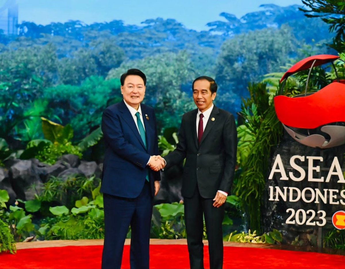 jokowi's tweet photo. Saya memimpin KTT ke-24 ASEAN-Republik Korea di Ruang Cenderawasih 3, Jakarta Convention Center hari ini. Bagi Indonesia, kemitraan ASEAN-Korea adalah partnership of the future, dengan pilar utama transisi energi dan tranformasi digital.

Ketergantungan ASEAN terhadap sumber energi fosil harus dikurangi. Di saat yang sama, ekonomi digital ASEAN akan tumbuh hingga USD1 triliun dalam satu dekade ke depan. Oleh sebab itu, kolaborasi dan kemitraan dalam upaya transisi energi dan transformasi digital ini jadi penting dan membutuhkan investasi dan transfer teknologi yang tidak sedikit.