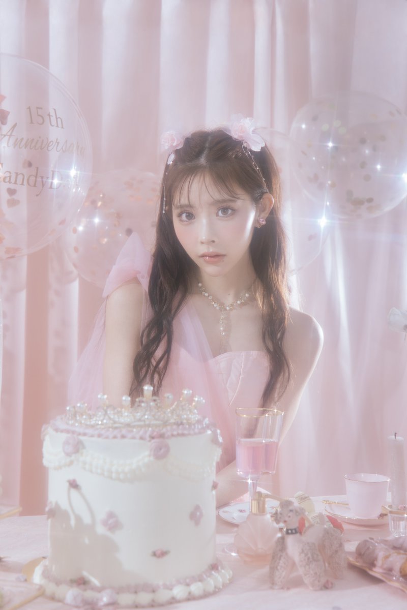 アンバサダーを務めてるCandyDollから、15周年を記念した可愛いすぎるキラキラパウダーが本日から発売です！🎂💖
血色よくトーンアップして控えめなラメとツヤがすごく可愛い🥲🩷

#CandyDoll #キャンディドール #益若つばさ  #フィルターパウダー #CandyDoll_15thAnniversary https://t.co/VcGuQYQNTY
