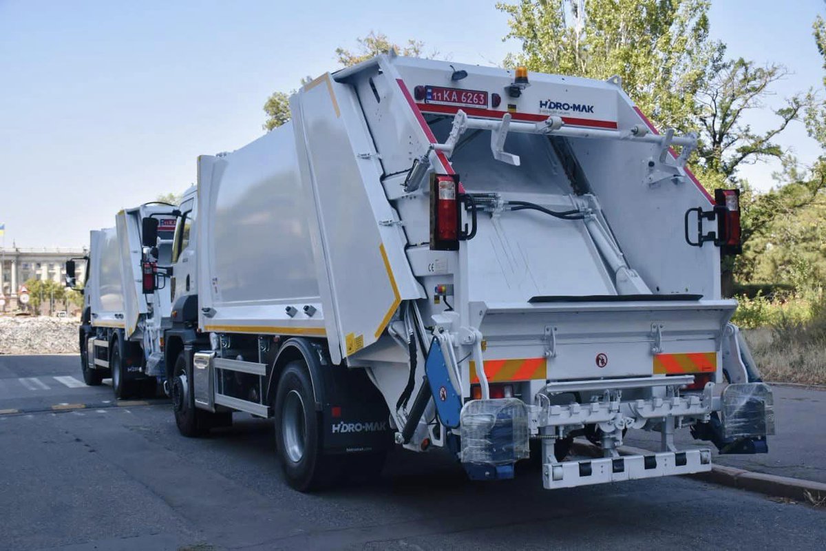 3 communities in Mykolaiv oblast received garbage trucks. These were procured and delivered by UNOPS with funding from Denmark! 🇩🇰 This is part of a project to improve access to essential services and restore infrastructure in Mykolaiv. Read more: bit.ly/3PCm1Fn