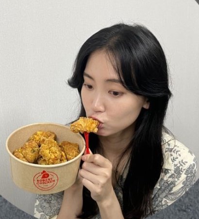 gyoeuls's tweet image. 230906 hyunbeenshin instastory update

&quot;#RobertChicken 
#DoosanRobotics&quot; 

Left side banner: Rooting for #TellMeYouLoveMe, all actors and staff! 
Middle banner: You&apos;ve never seen anything like this before? It&apos;s on Hyunbeen
Right banner: Enjoy the chicken that robots made